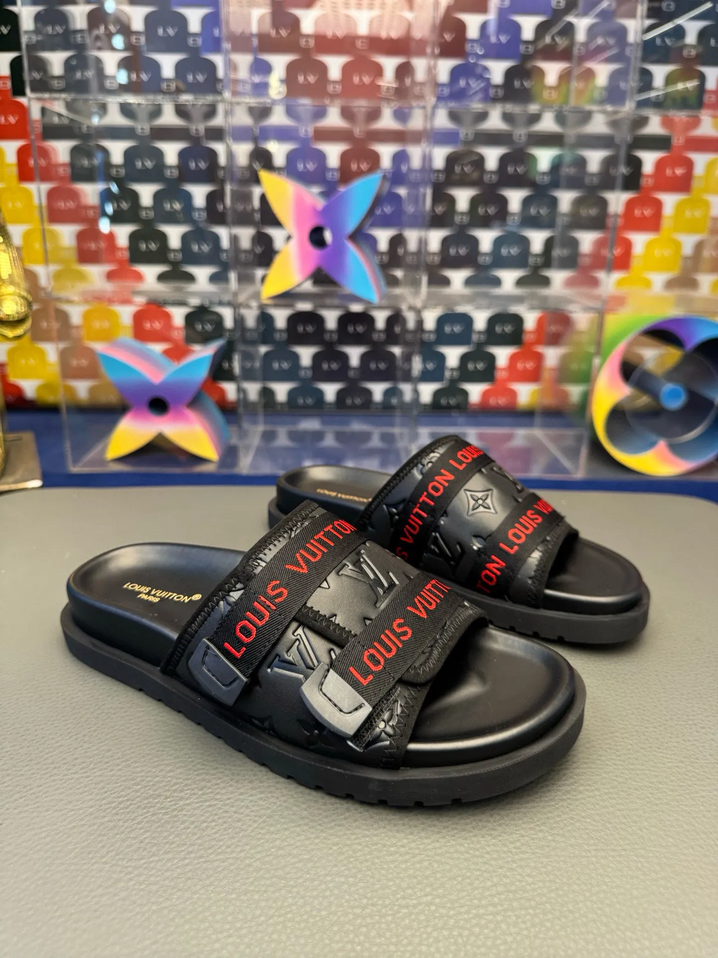 [L Home] P: 340💰Size: 38-45 Top purchasing lv men's summer slippers, classic presbyopia with soft real leather lining, unique color splicing effect, distinctive personality, fashionable and trendy essential style, light and comfortable. Lightweight and tough rubber insole, micro ridged foam outsole, super comfortable!